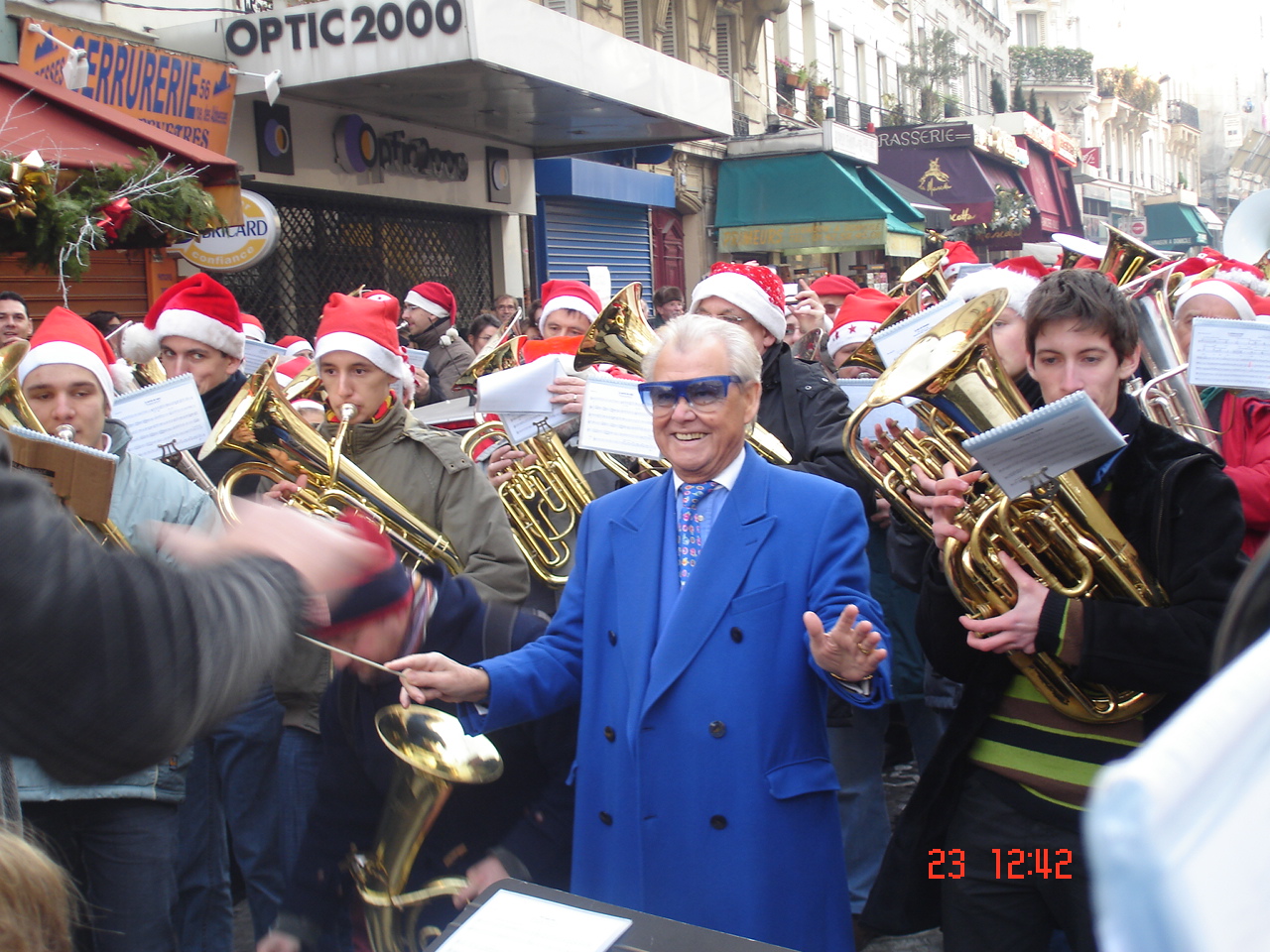 Michou à la baguette des Tubas de Noël, Montmartre, 2012